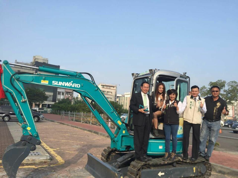 嘉義市长大赞永利集团官网智能挖掘机环台义举
