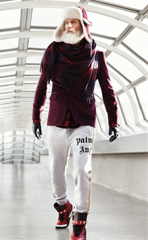 320名圣诞老人整体冲浪？？？八一八圣诞节奇闻趣事