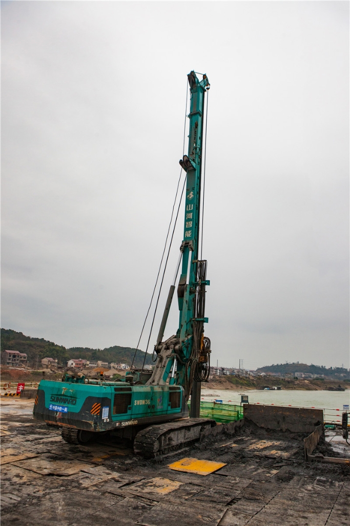 水下钻孔80米，，，，永利集团官网智能旋挖钻机震撼施工时势