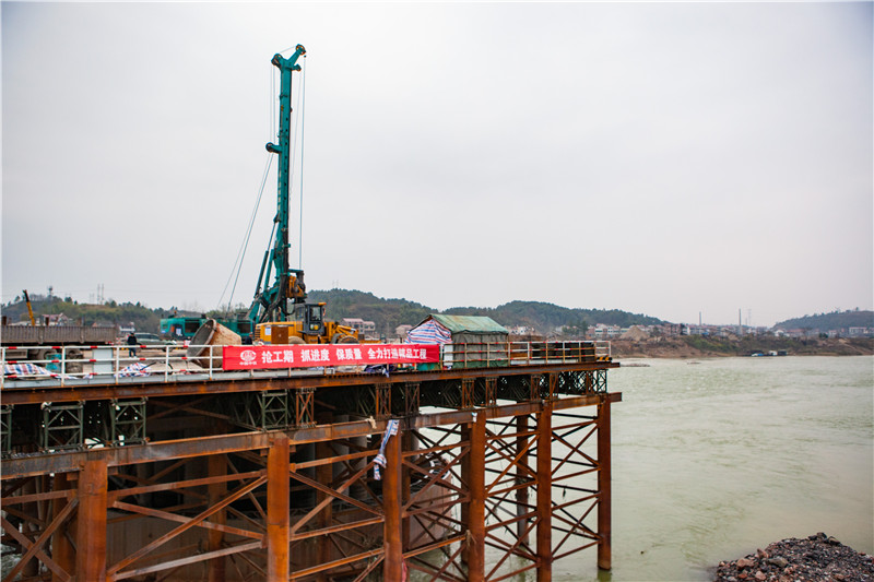 水下钻孔80米，，，，永利集团官网智能旋挖钻机震撼施工时势