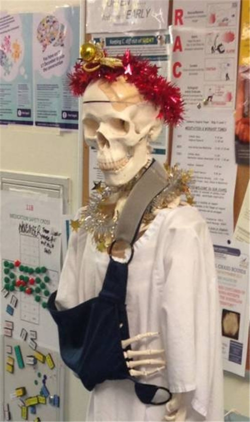 320名圣诞老人整体冲浪？？？八一八圣诞节奇闻趣事