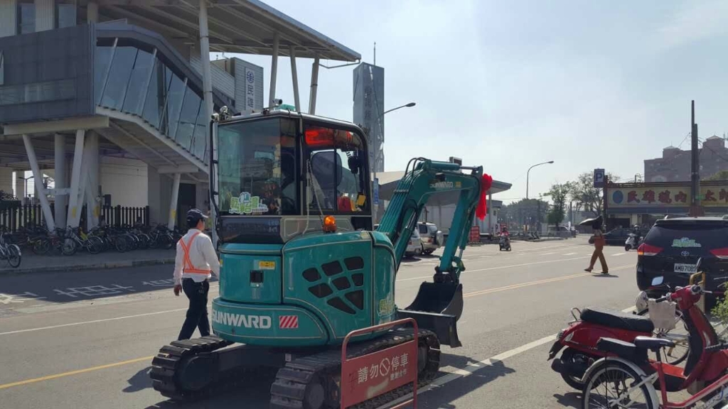 嘉義市长大赞永利集团官网智能挖掘机环台义举