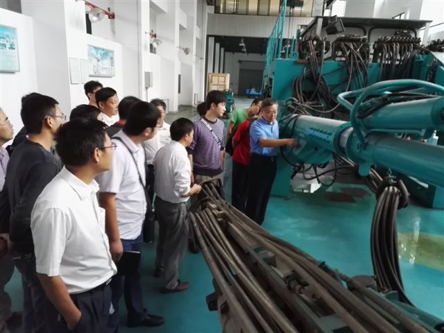 鹤发银丝映日月，，，赤心热血沃新花