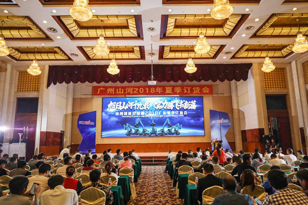 红四月，，，，，永利集团官网智能挖掘机促销会节节攀升