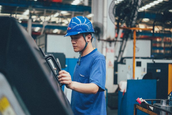 曾梦想当厨师，，，，，却成数控车工巨匠