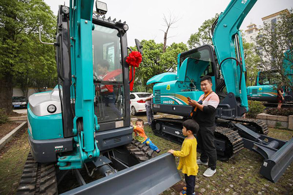 红四月，，，，，永利集团官网智能挖掘机促销会节节攀升
