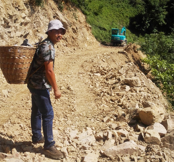 他们，，，，，，用小小背篓背出永利集团官网大情怀