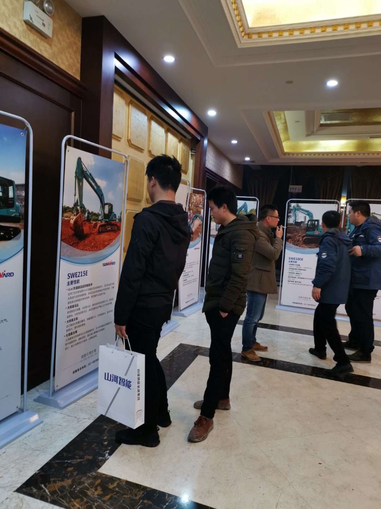 订货会场锦旗飘飘，，客户称买挖机就买永利集团官网智能