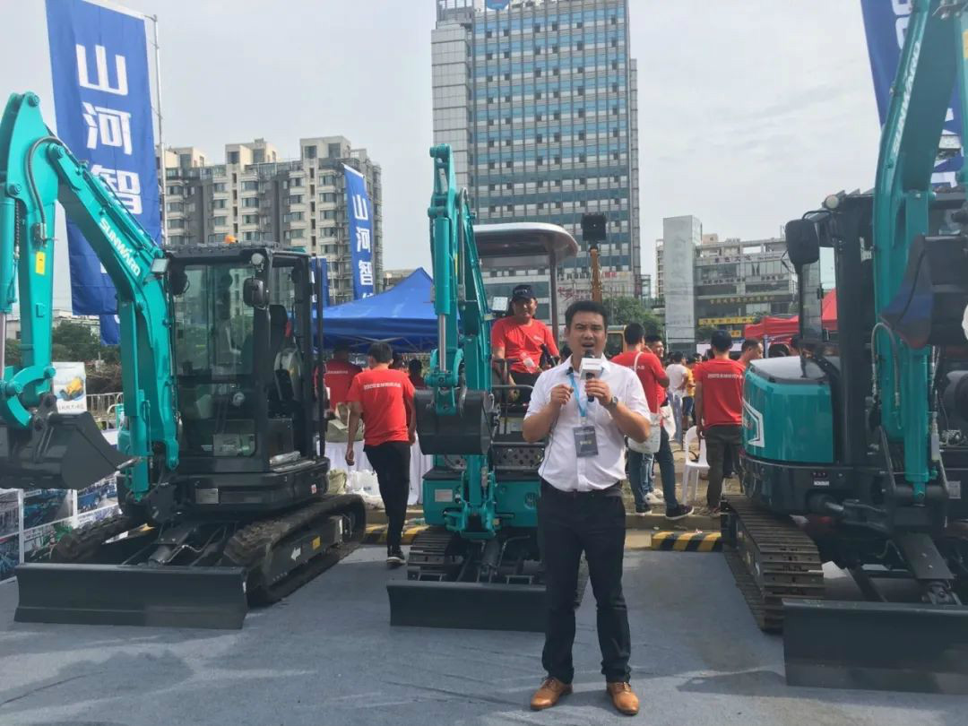 2020全球微挖大会 永利集团官网智能精品微挖赢得满堂彩