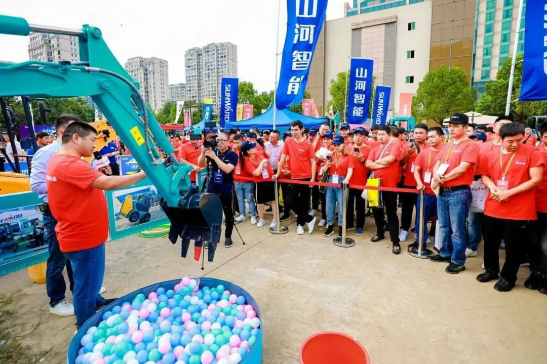 2020全球微挖大会 永利集团官网智能精品微挖赢得满堂彩