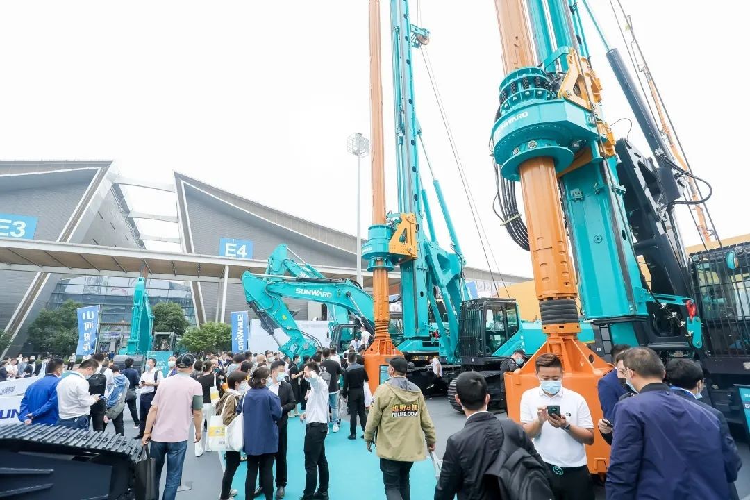 何清华出席长沙国际工程机械工业链生长峰会，，，，，，走“双循环”蹊径要害在于“要做好自己的事情”