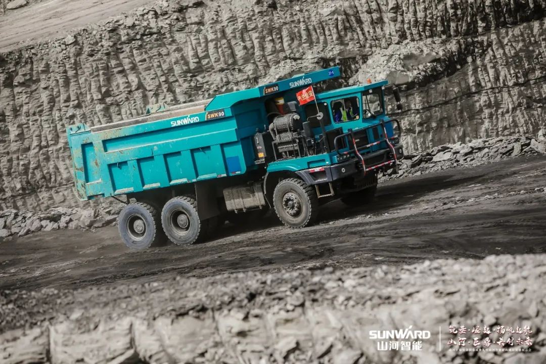 “矿”世能手，，，，，齐聚永利集团官网智能挖掘机操作手挑战赛