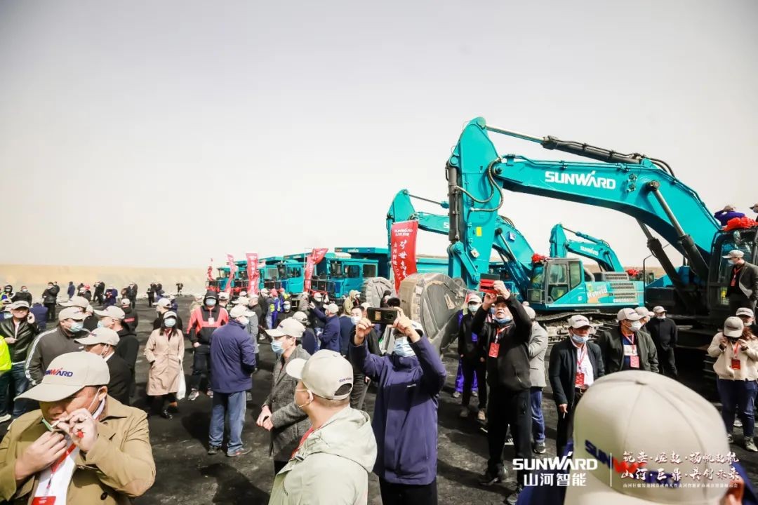 “矿”世能手，，，，，齐聚永利集团官网智能挖掘机操作手挑战赛