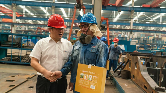 万力集团“送清凉”活动，，慰问一线员工