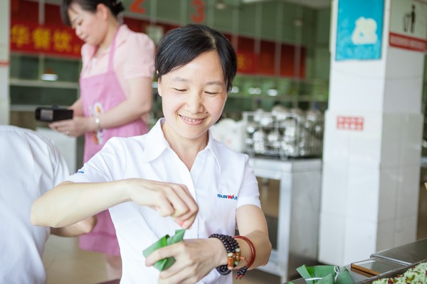 弘扬古板文化，，，，，共享浓情端午——记第三届“爱国心·永利集团官网情”包粽子角逐