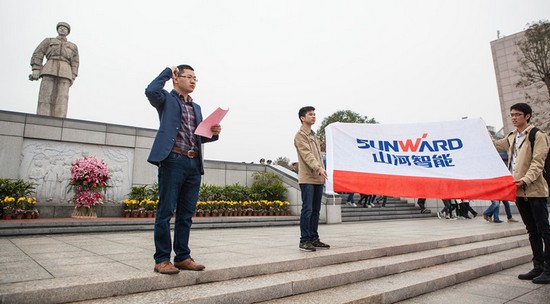 爱岗敬业，，，，践行雷锋精神