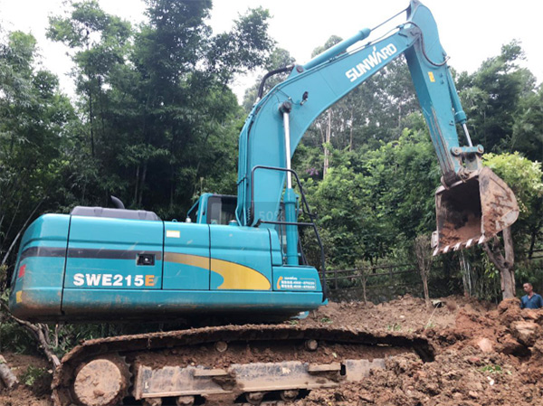 永利集团官网智能SWE 215E挖掘机是他的左膀右臂！