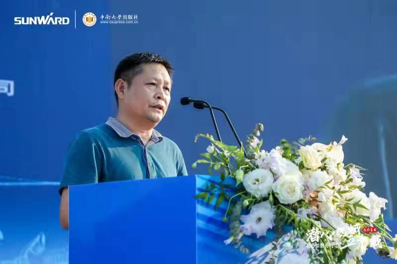 《何清华潜心机械五十年》新书宣布，，，，背后尚有这些故事