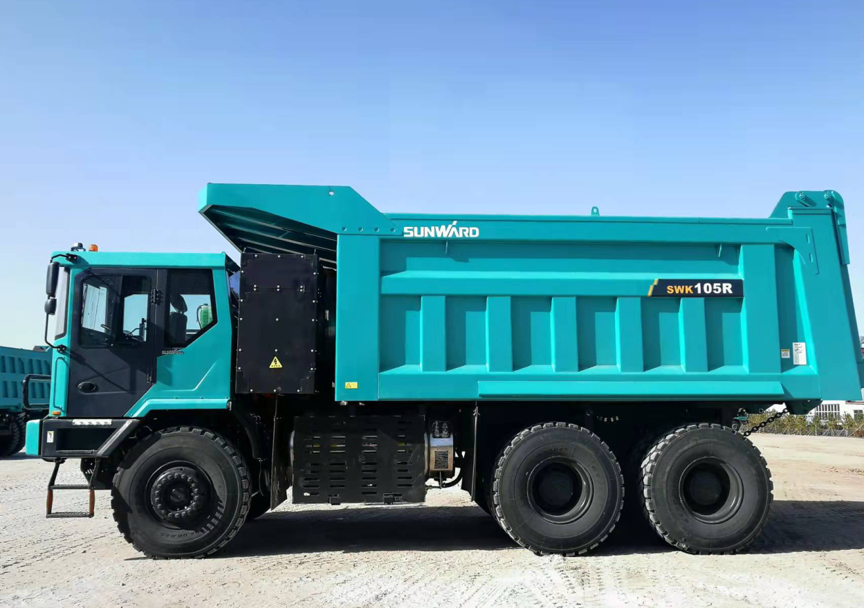 新能源，，，，长续航！永利集团官网智能首台LNG增程式宽体矿卡下线交付