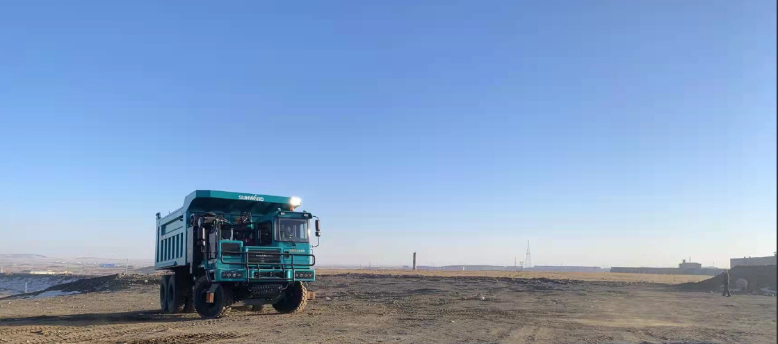 新能源，，，，长续航！永利集团官网智能首台LNG增程式宽体矿卡下线交付