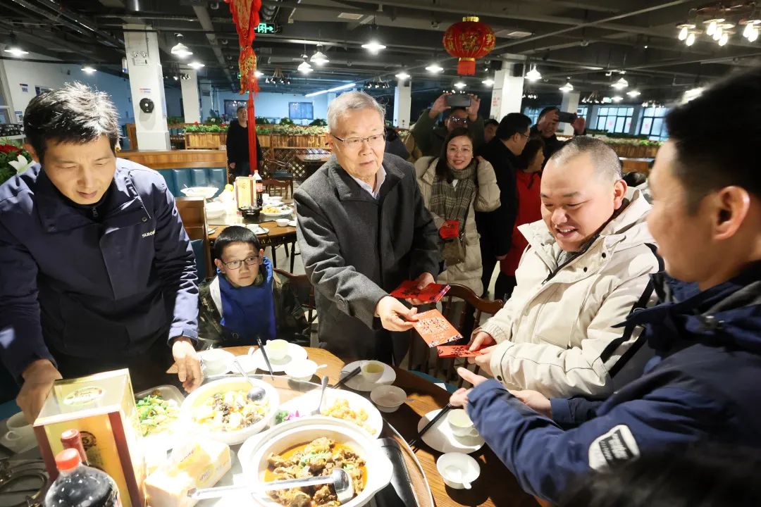 永利集团官网智能董事长何清华与留厂员工一起过大年！