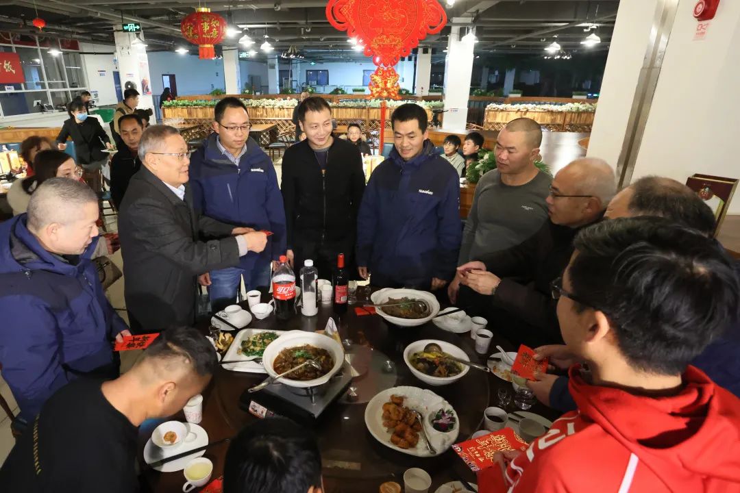 永利集团官网智能董事长何清华与留厂员工一起过大年！