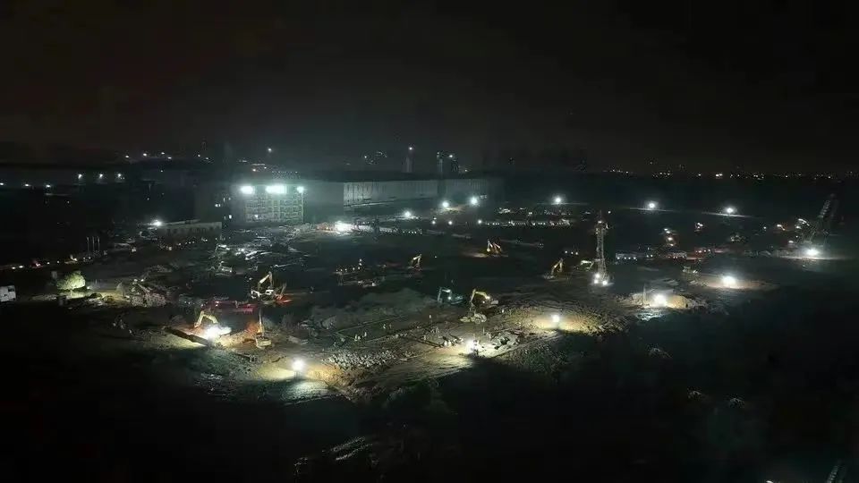 冲锋一线显继承！永利集团官网智能挖掘机助力长沙方舱医院建设