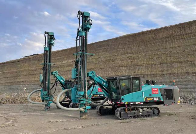 携手战边疆！永利集团官网智能潜孔钻机助力弘大爆破新疆奇台项目建设