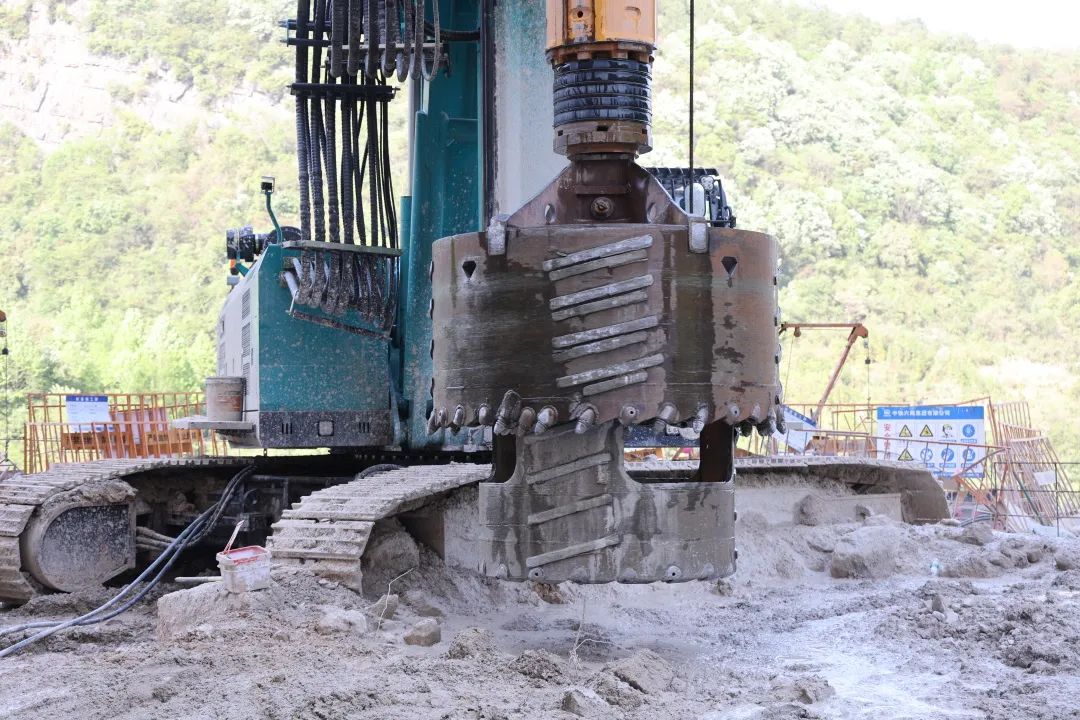 展现施工“奇效”！永利集团官网智能旋挖钻机强势助力炉慈高速公路建设