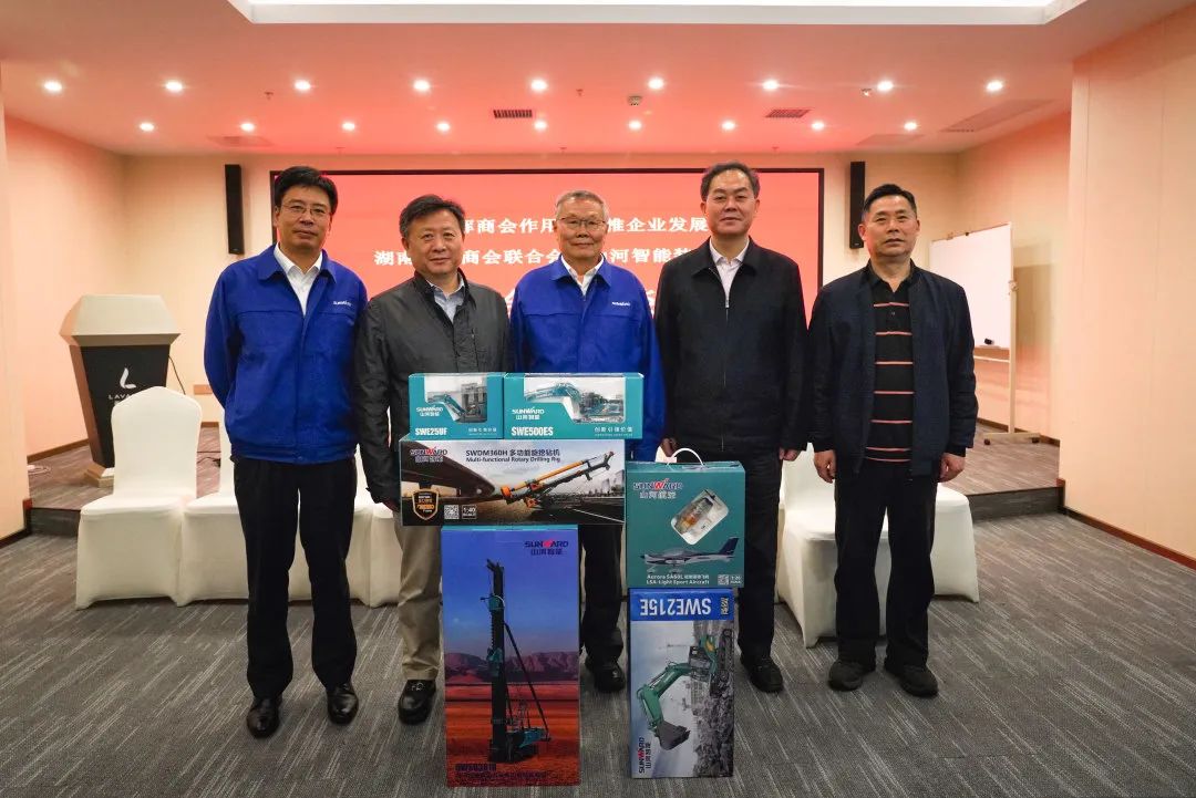 抱团出海，，，，，，携手共赢！何清华带队赴湖南异地商会联合会造访交流