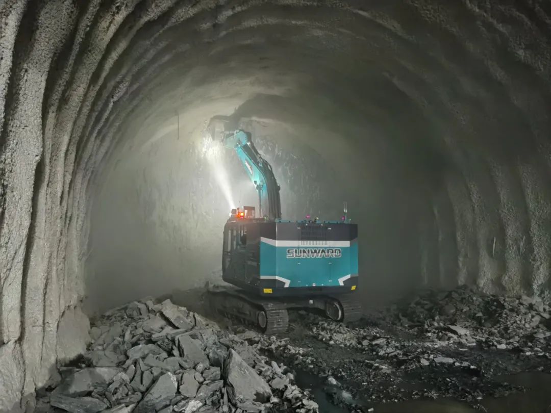 征战川藏铁路！永利集团官网智能新一代电动挖掘机乐成交付