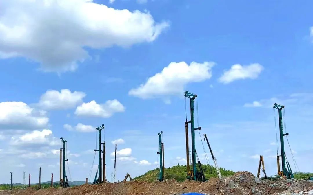 打桩“神器”再露锋芒！永利集团官网智能旋挖钻机助力贵阳贵安新区负极质料项目加速建设