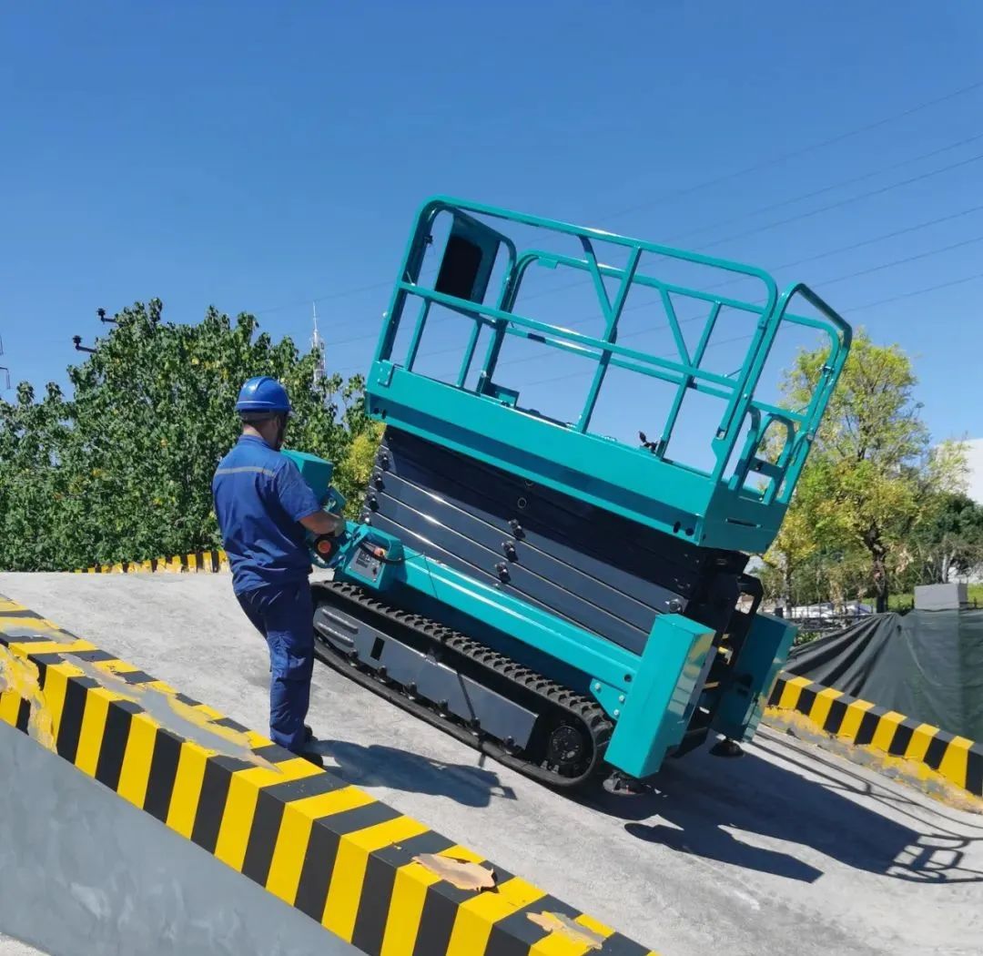 加速电动化产品结构，，永利集团官网智能第一款履带剪叉式高空作业平台来了！