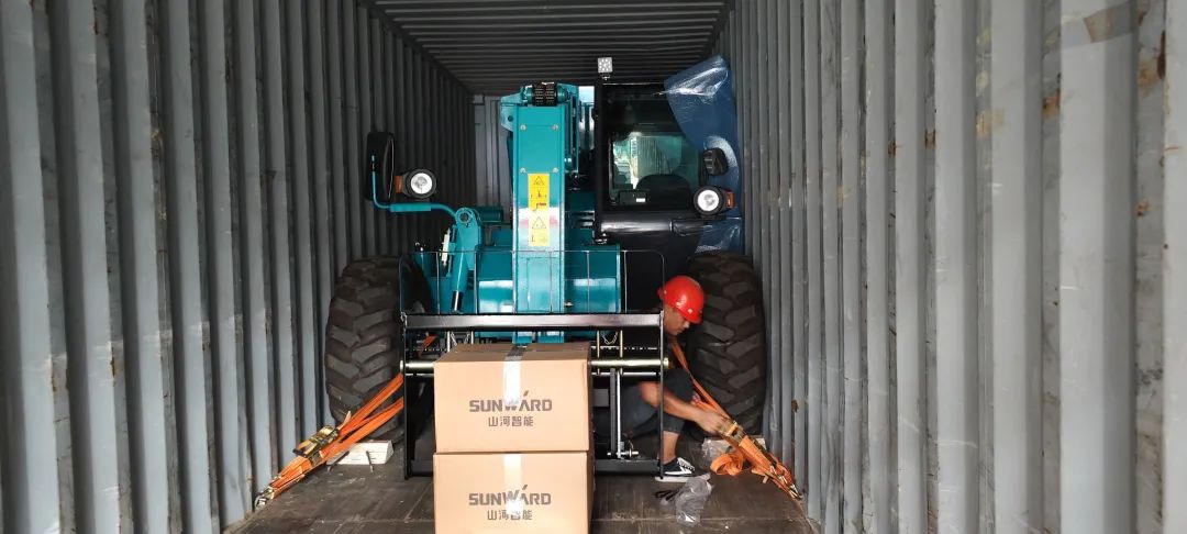 单笔采购金额万万元！永利集团官网智能伸缩臂叉装车批量出口