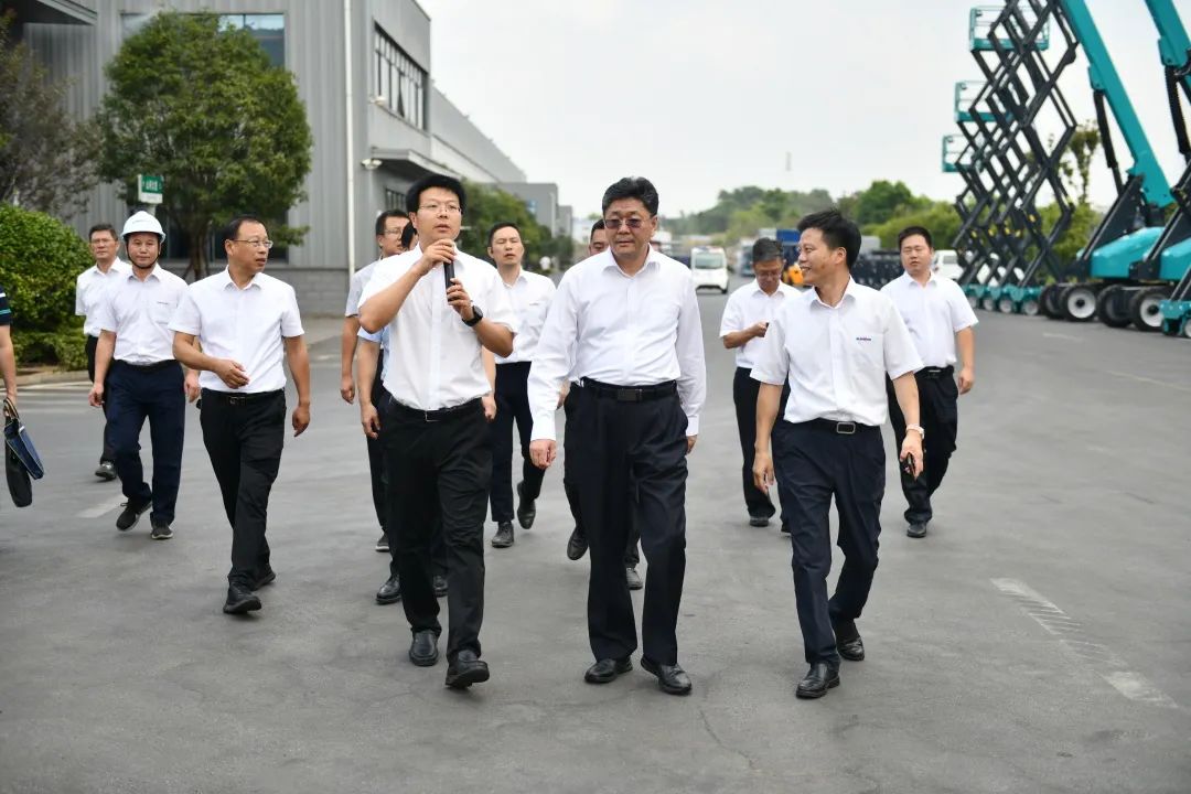 国家应急治理部郭治武局长一行考察永利集团官网智能无人化应抢救援装备