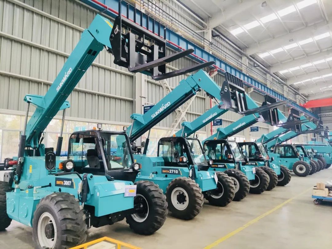 “兔飞猛进”添新品！永利集团官网智能两款伸缩臂叉装车同时下线