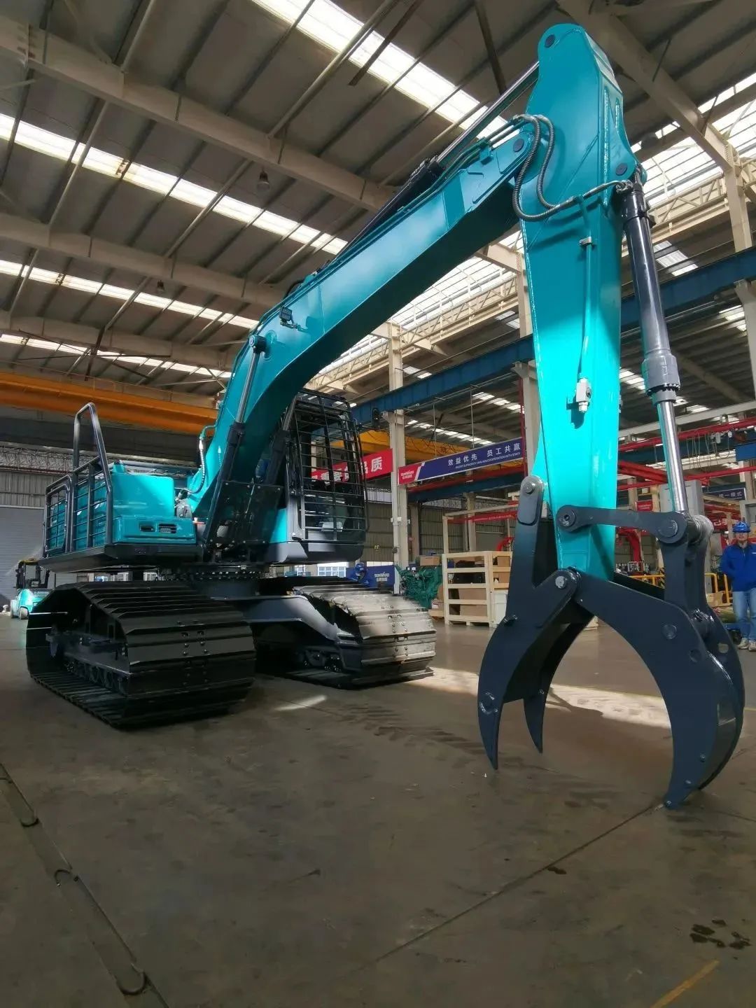 翻山越岭，，称霸“武林”！永利集团官网智能首款中型林业挖掘机乐成下线