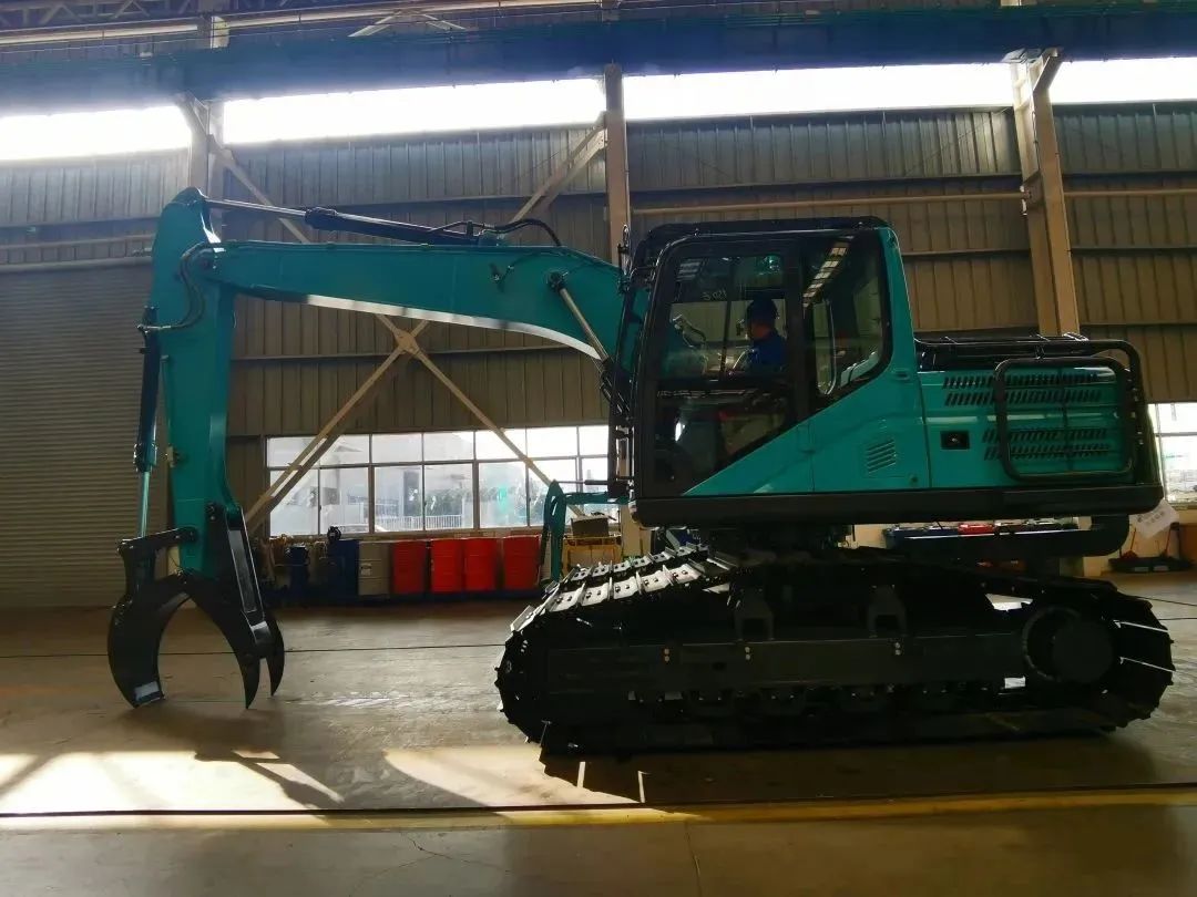 翻山越岭，，称霸“武林”！永利集团官网智能首款中型林业挖掘机乐成下线