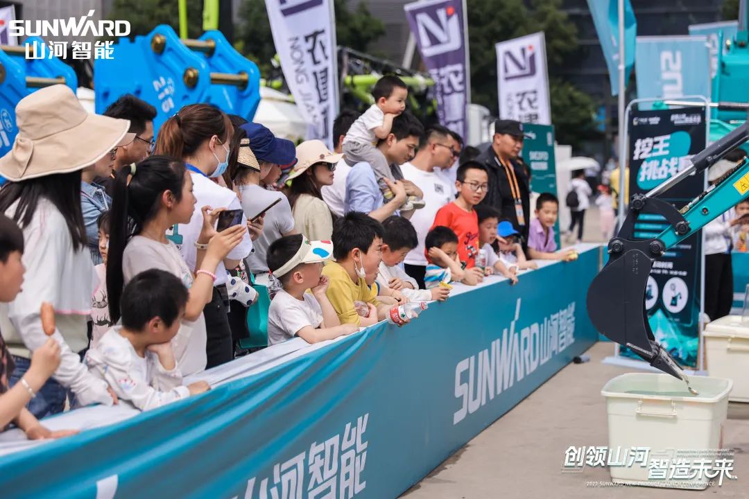 精品出击、互动一直！永利集团官网智能F系列挖掘机闪灼长沙展