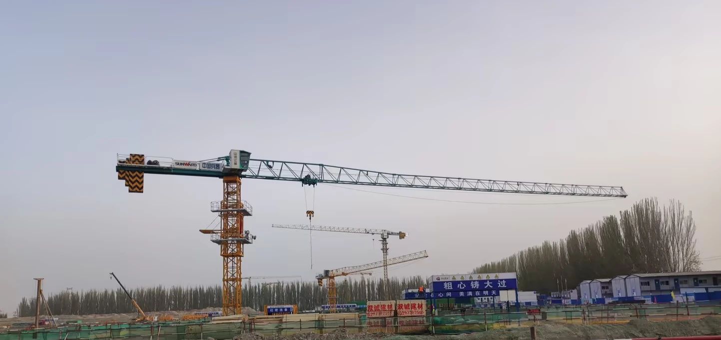 天山脚下的画师！永利集团官网江麓群塔援疆建设新景致