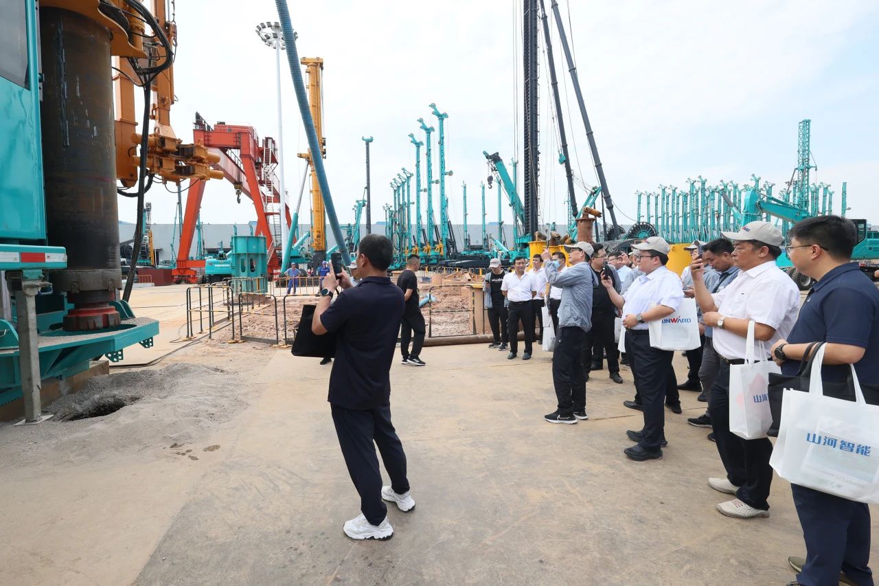永利集团官网智能全球首创深井套管车载钻机下线宣布