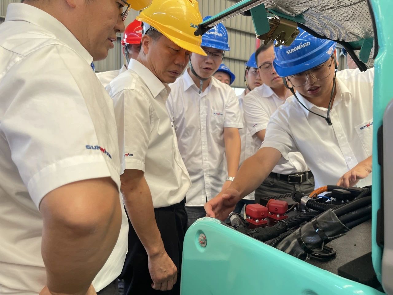 小身段，，，大能量！永利集团官网智能最小纯电动液压挖掘机乐成下线