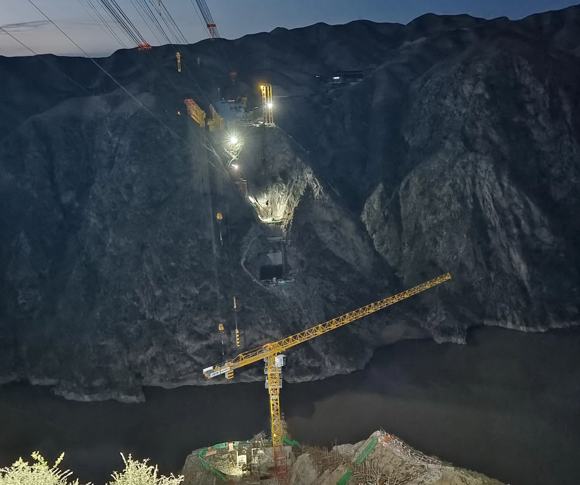 一桥通南北，，群岭变坦途！永利集团官网江麓塔机助建洮河大桥