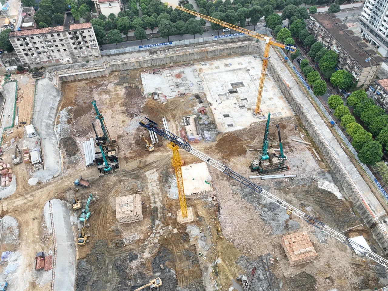 “绿巨人”显神威！永利集团官网智能引孔式静力压桩机助建“绿城”南宁民生项目