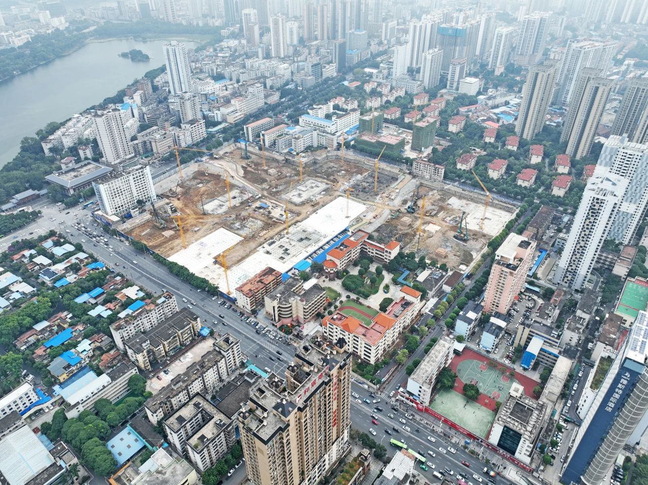 “绿巨人”显神威！永利集团官网智能引孔式静力压桩机助建“绿城”南宁民生项目