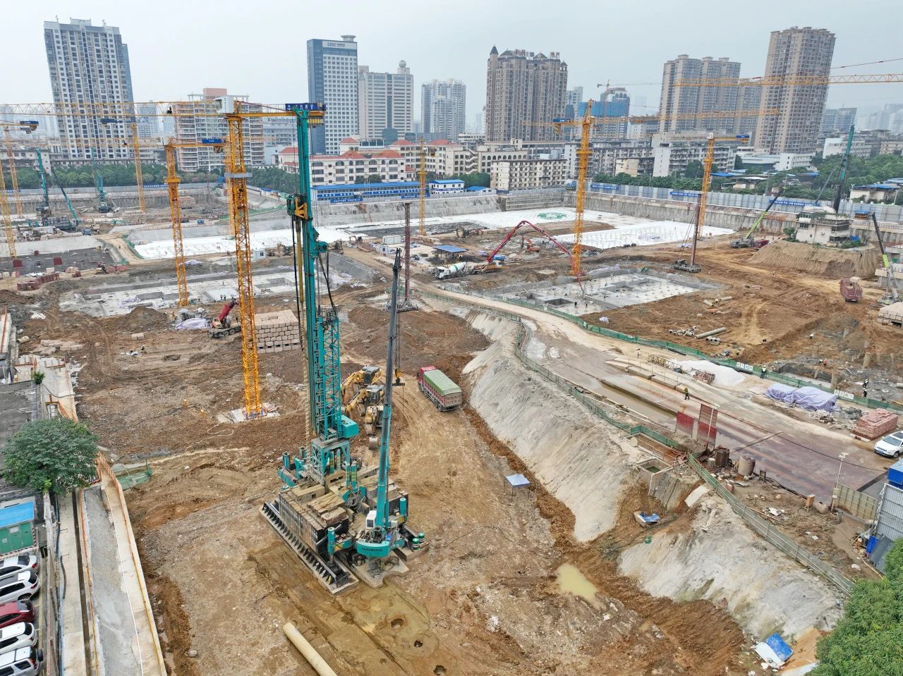 “绿巨人”显神威！永利集团官网智能引孔式静力压桩机助建“绿城”南宁民生项目