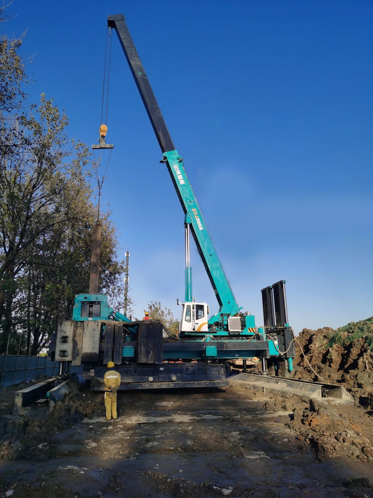 “永利集团官网绿”闪灼西子湖畔！永利集团官网智能ZYJ300X斜桩压桩机强势来袭