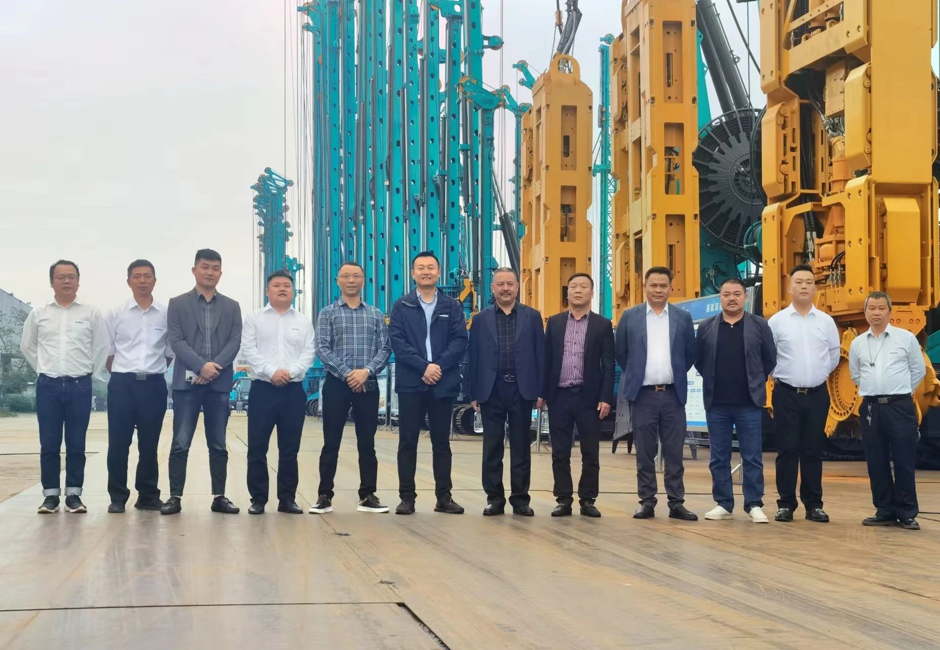 行业严冬现暖阳！现场签购20台旋挖钻机，，，，，，永利集团官网智能携手湖南骏牛助力国家电网项目建设