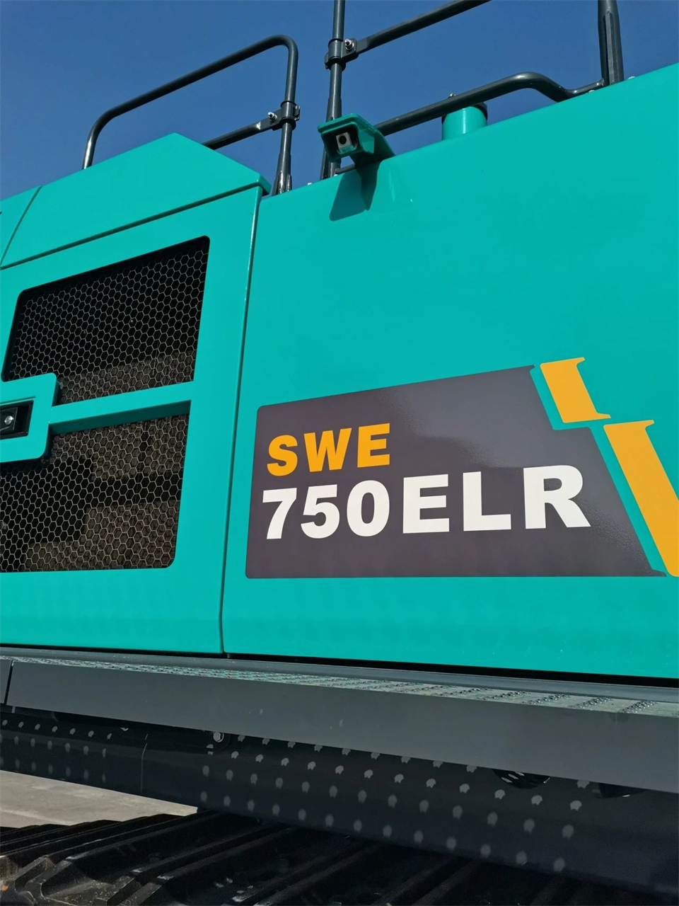 定制开发、功效更强！永利集团官网智能SWE750ELR加长臂液压挖掘机下线交付
