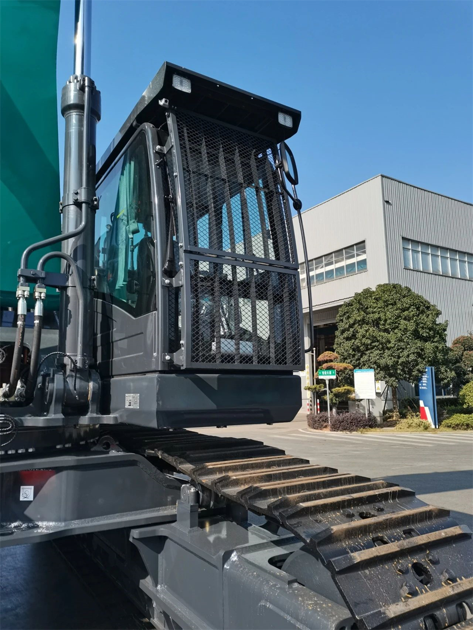 定制开发、功效更强！永利集团官网智能SWE750ELR加长臂液压挖掘机下线交付